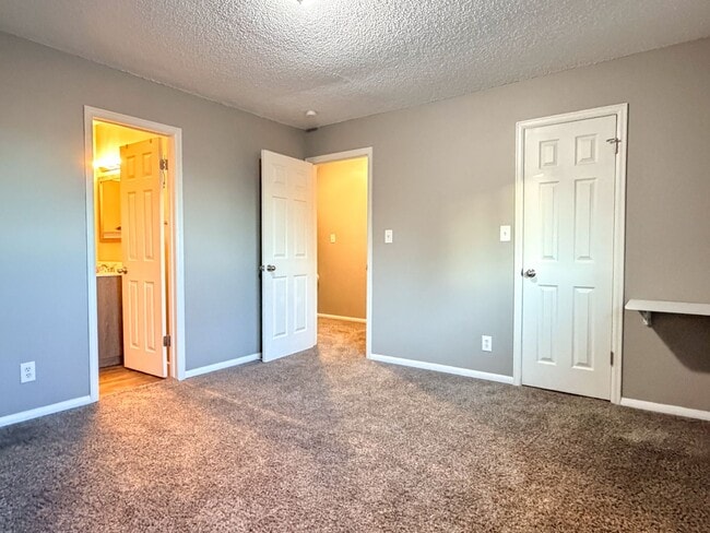 Building Photo - Updated Townhome with Covered Parking!