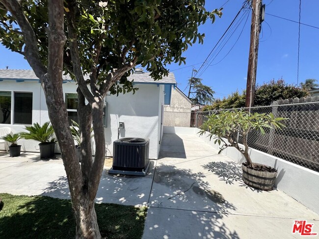 Building Photo - 3753 W 60th St