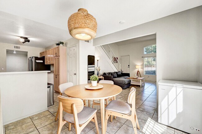 Building Photo - 2 Bedroom Condo w/ Patio & 1 Car Attached ...