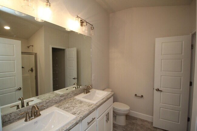 Building Photo - 705 Kylar Dr NW