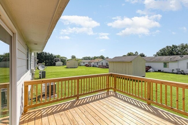 Building Photo - 1824 Meadow Dr