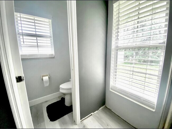 Building Photo - 6106 Everglades Dr