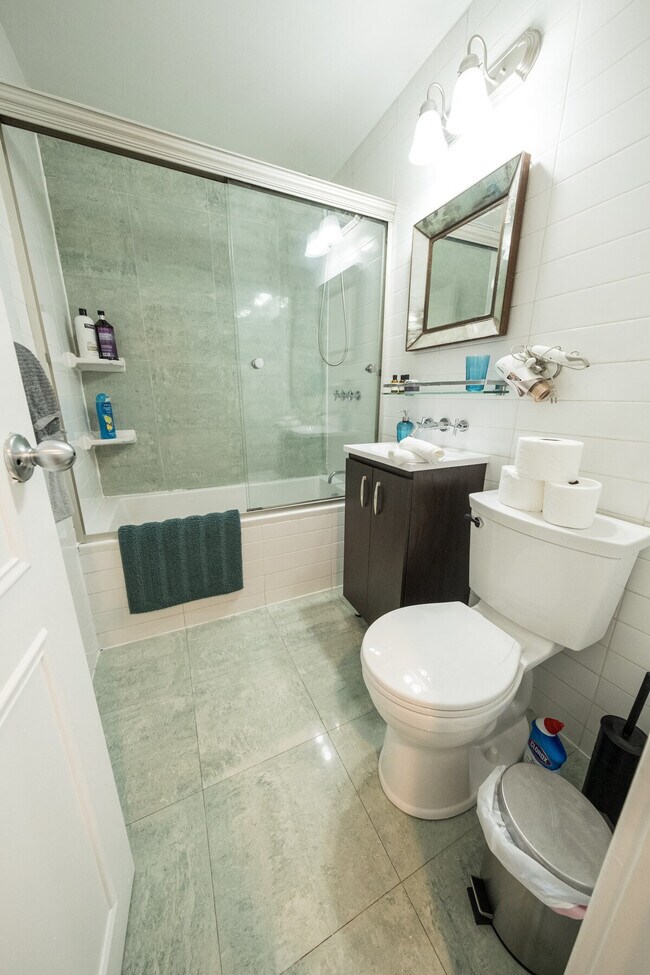 Building Photo - 65 W 107th St