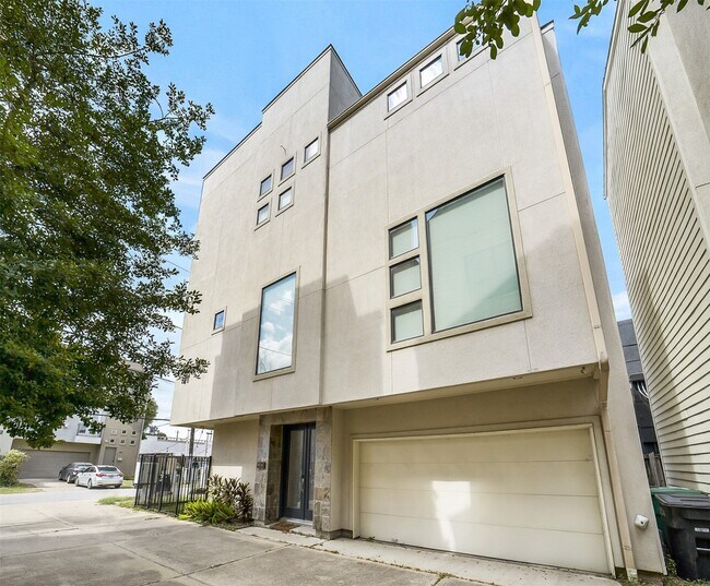 Building Photo - 904 Roy St