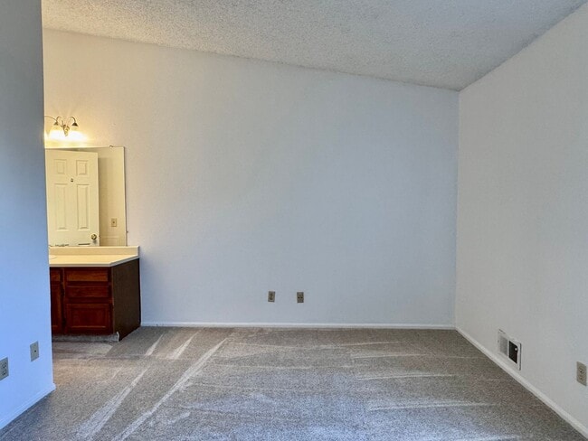 Building Photo - Well Maintained 2 BR/1BA Townhome Convenie...