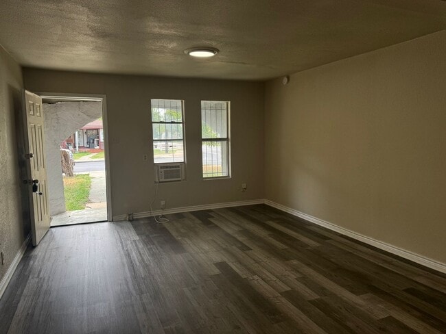 Building Photo - Move In Ready! Charming Corner Lot Home wi...