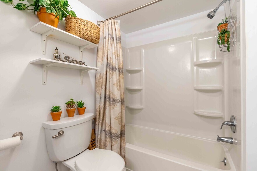 Building Photo - 3307 Valley Dr