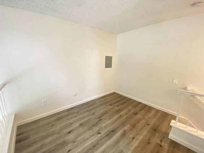 Building Photo - Gorgeous Condo W/ Dishwasher & In Unit W/D!