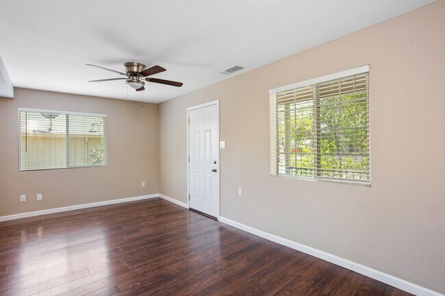 Building Photo - Gorgeous Upgraded home in Roseville
