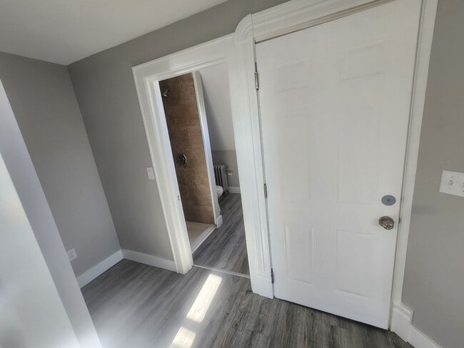 Building Photo - Large 1BR Unit - Freshly Remodeled