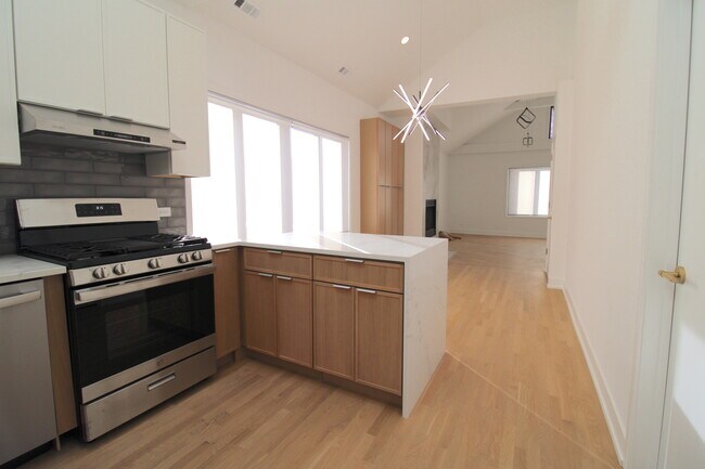 Building Photo - 933 N Ashland Ave