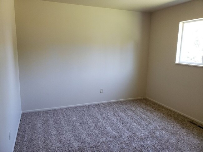 Building Photo - Nice 4 bedroom, 2 bath split level home