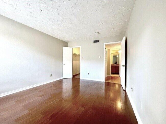 Building Photo - 10555 Turtlewood Ct