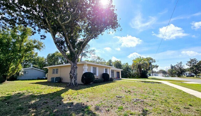Building Photo - Charming Corner Lot Home in Deland- Near T...
