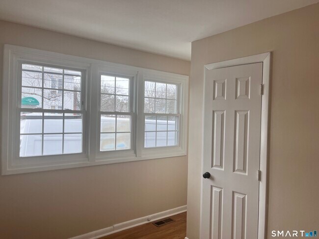 Building Photo - 246 Elm St