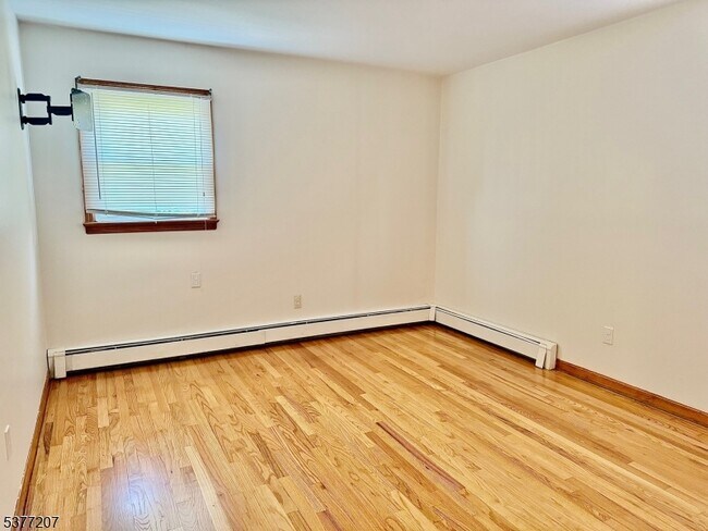 Building Photo - 49 Howell Pl