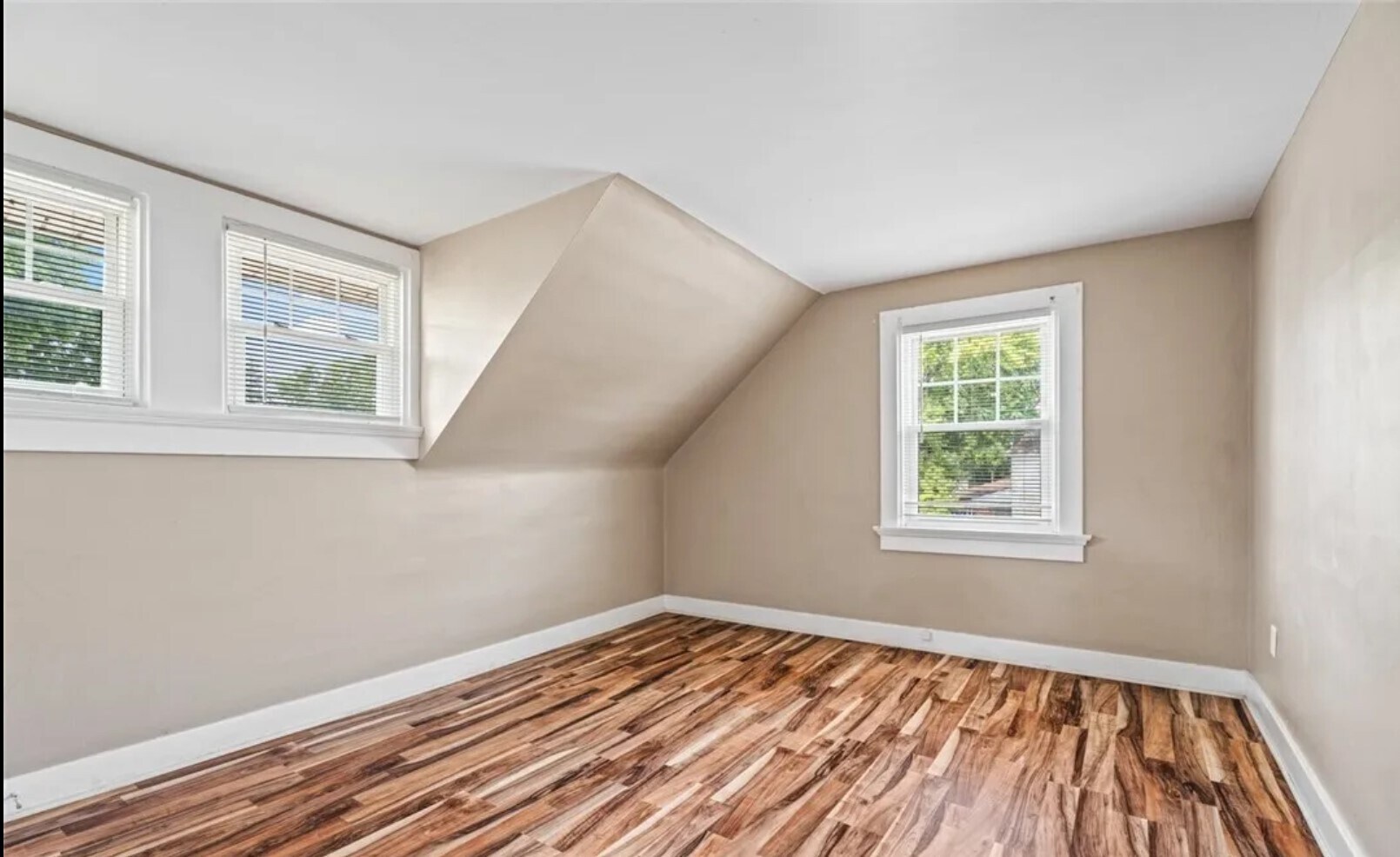 Building Photo - 900 E Stewart St