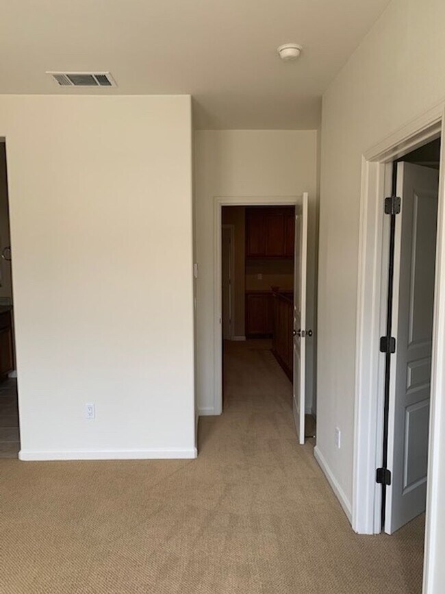 Building Photo - GORGEOUS MODERN 3BR 3BA TOWNHOUSE IN BEAUT...