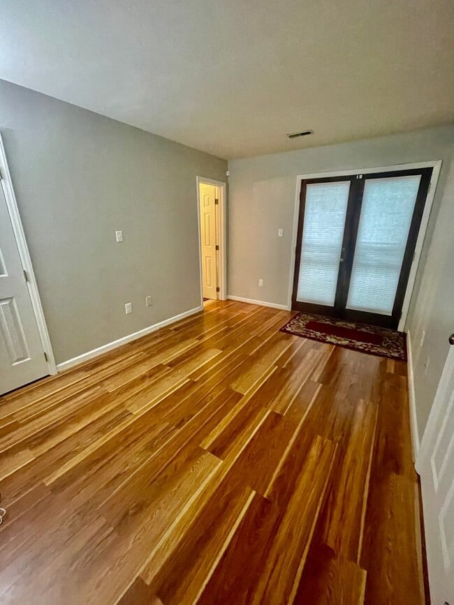 Building Photo - Welcome to this stunning 3-bedroom, 2-bath...