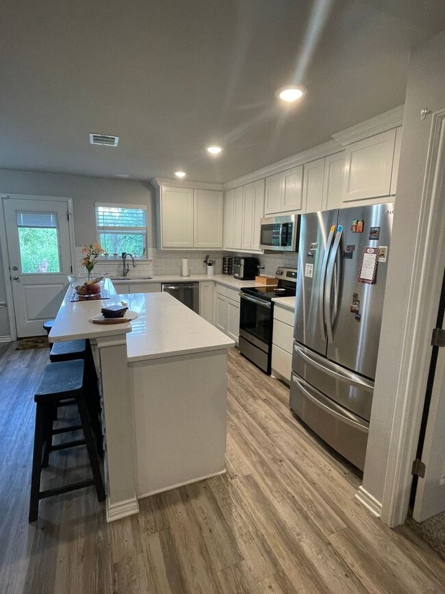 Building Photo - Bryan - 3 Bedroom / 2 Bath / 2 car garage / fenced in back yard.