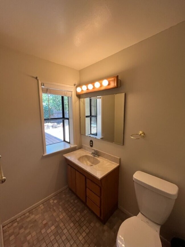 Building Photo - 634 Stanford Dr