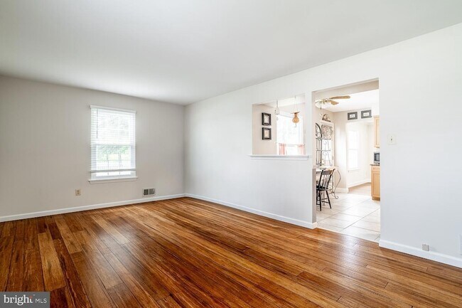 Building Photo - 10 Honey Locust Ln