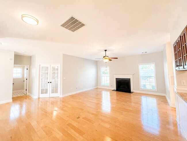 Building Photo - 10 Lynell Pl