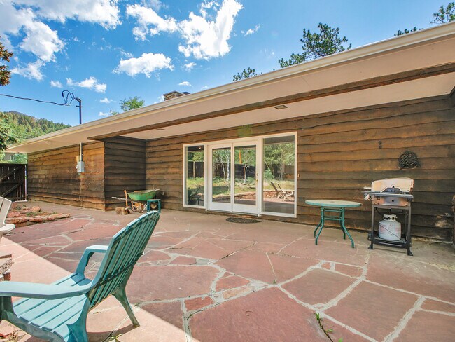 Building Photo - 34586 Circle Dr