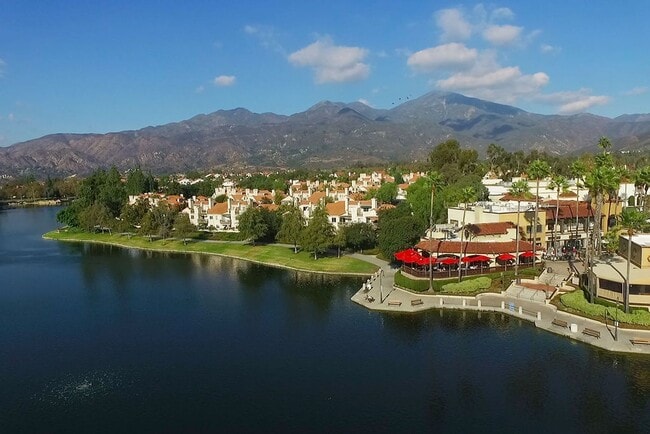 Building Photo - Bright & Updated 2 Bedroom Home with Flexible Primary Retreat and Amazing Community Amenities!