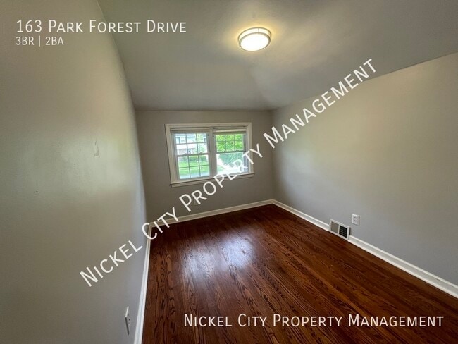Building Photo - 163 Park Forest Dr