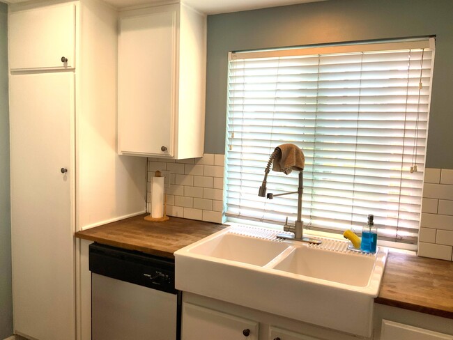 Building Photo - 955 E 3rd St