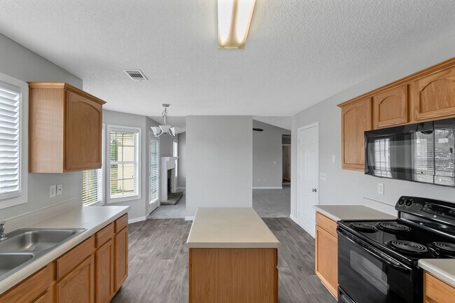 Building Photo - Exceptional 3BR / 2BA Ranch with Expansive Back Yard & Privacy Fence!