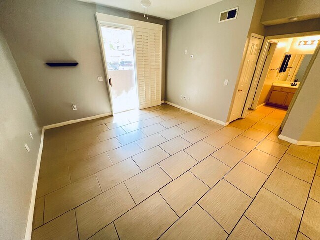 Building Photo - 2 Bed downstairs unit