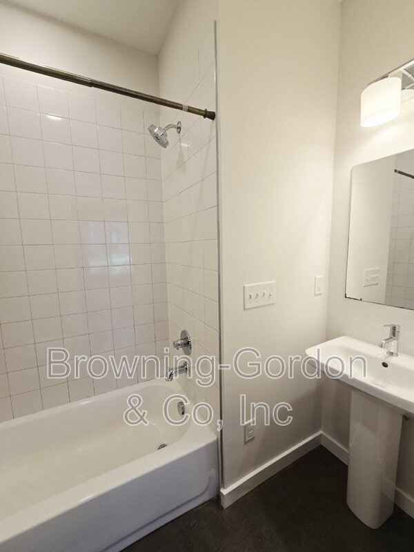 Building Photo - 1035 Chester Ave