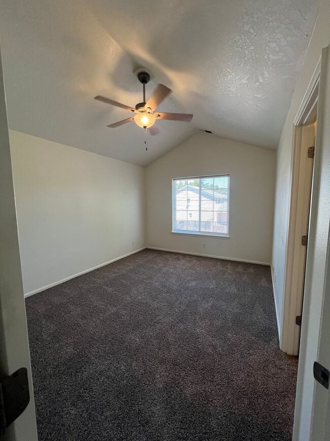 Building Photo - 3 Bedroom 2 Bath Duplex in Springfield on a cul-de-sac