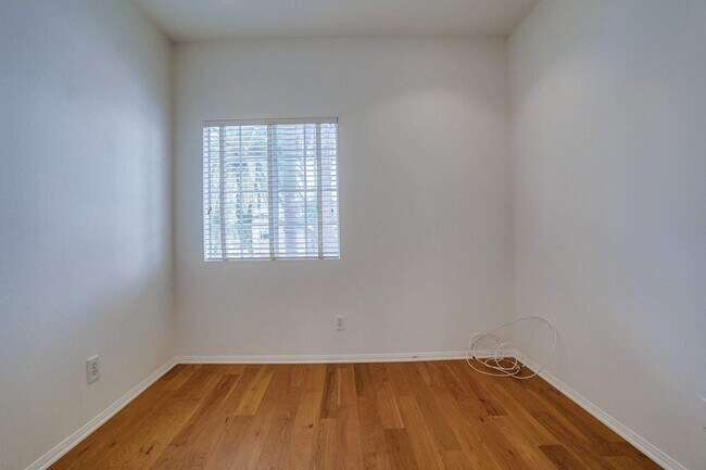 Building Photo - 852 N Poinsettia Pl