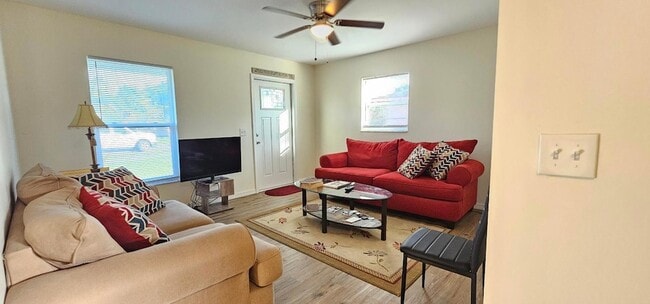 Building Photo - 323 Seminole Ct