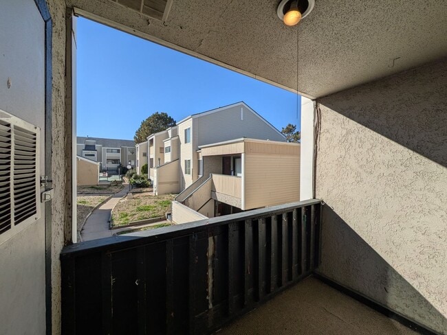 Building Photo - 2 Bedroom 1 Bathroom Condo available NOW!