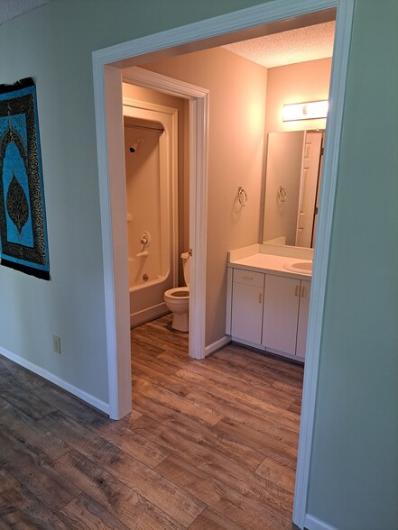 Livingroom bathroom - 1600 Woodland Way