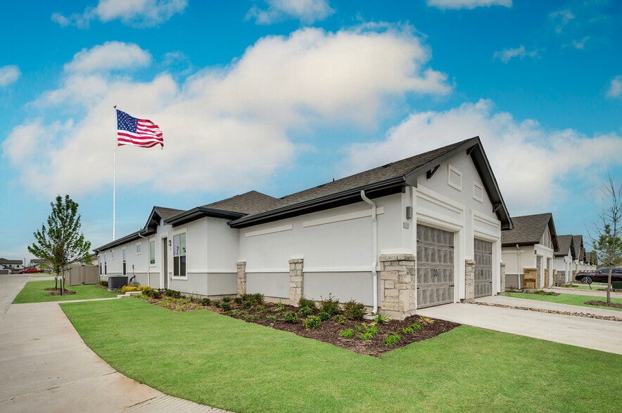 Primary Photo - Mansions of Denton