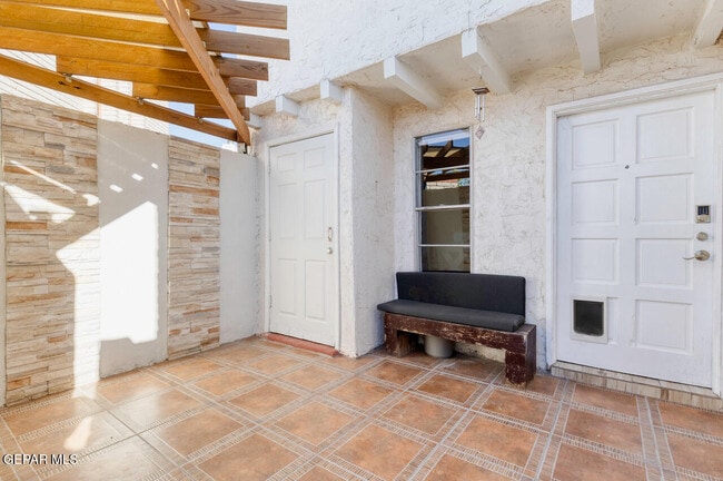 Building Photo - 6201 Escondido Dr