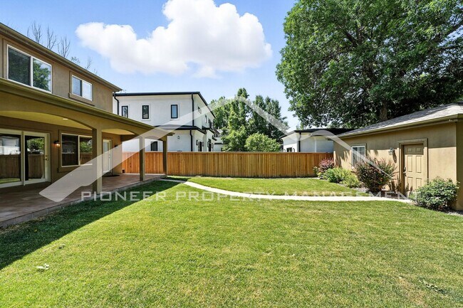 Building Photo - Luxury Meets Location – Impeccable 5BR Hom...