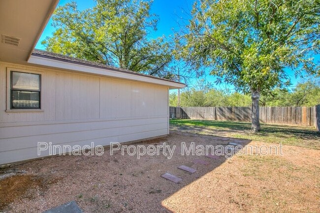 Building Photo - 1427 Gregory Dr