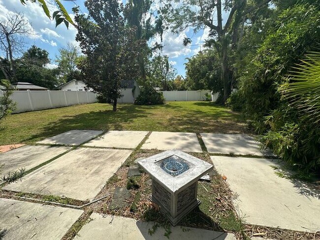 Building Photo - Beautiful 3 bedroom, 2 bath home located i...