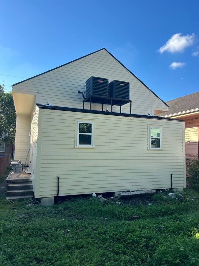 Building Photo - 1015 N Galvez St
