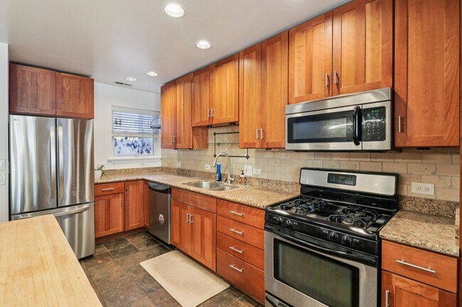 Building Photo - 7622 N Greenview Ave