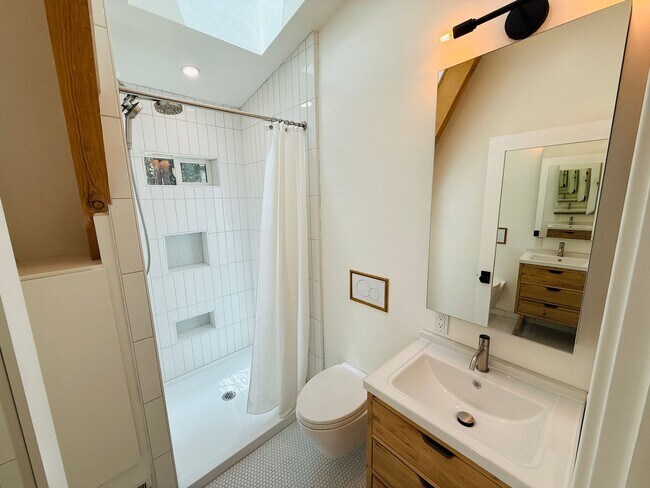 Building Photo - 3 bed 2 bath home for rent in South Lake Tahoe