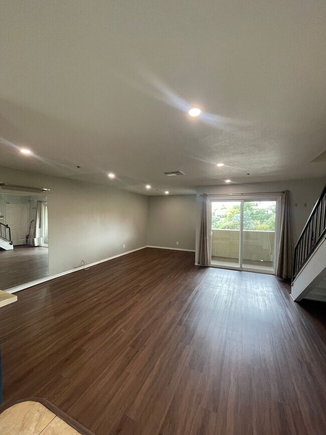 Building Photo - 2 Bed / 2.5 Bath Condo in La Mesa