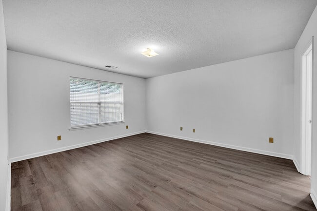 Building Photo - 6745 Lakes Edge Ln