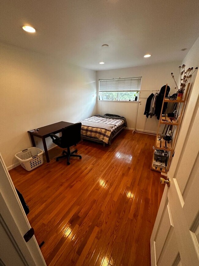 Building Photo - (2026 PRE-LEASING) Nicely maintained 2bd 1...